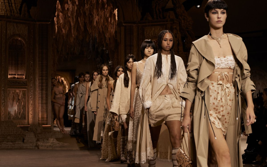 Fashion Week Paris 2025 : éco-défilé sur Seine ce matin éblouit