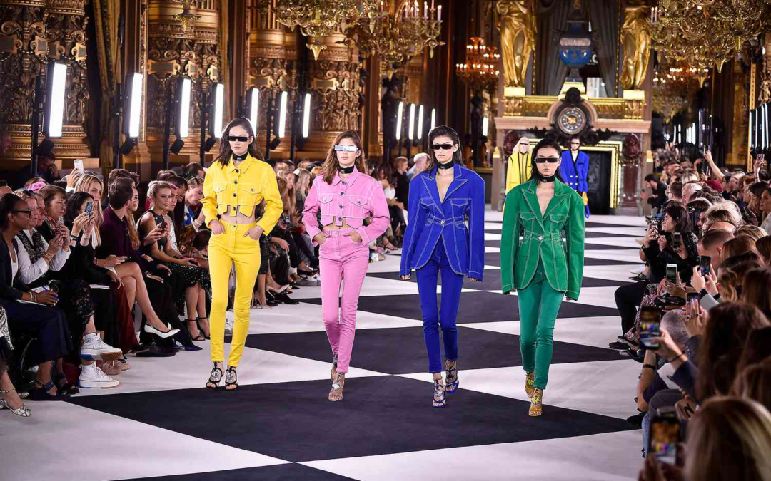 Fashion Week Paris 2026 : pourquoi capes triomphent ce matin ?