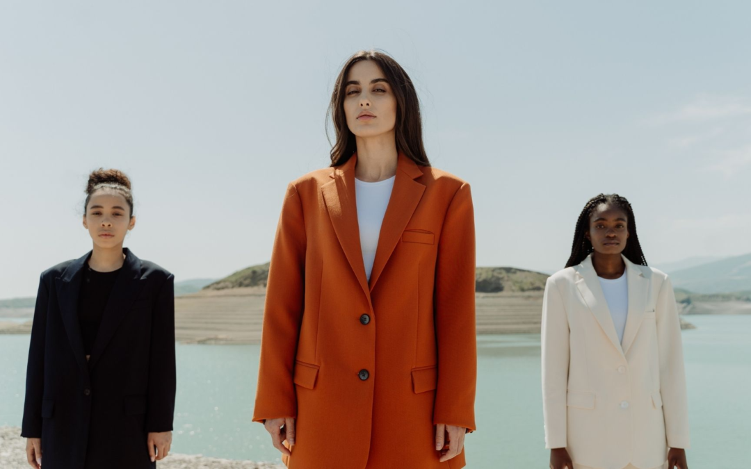 Mode féminine durable alliant innovation technique, avant-garde et élégance intemporelle