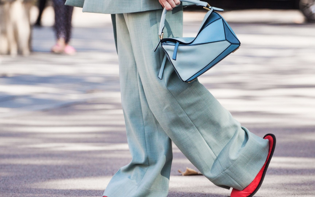 Réinvention audacieuse de la mode féminine entre structure et innovation
