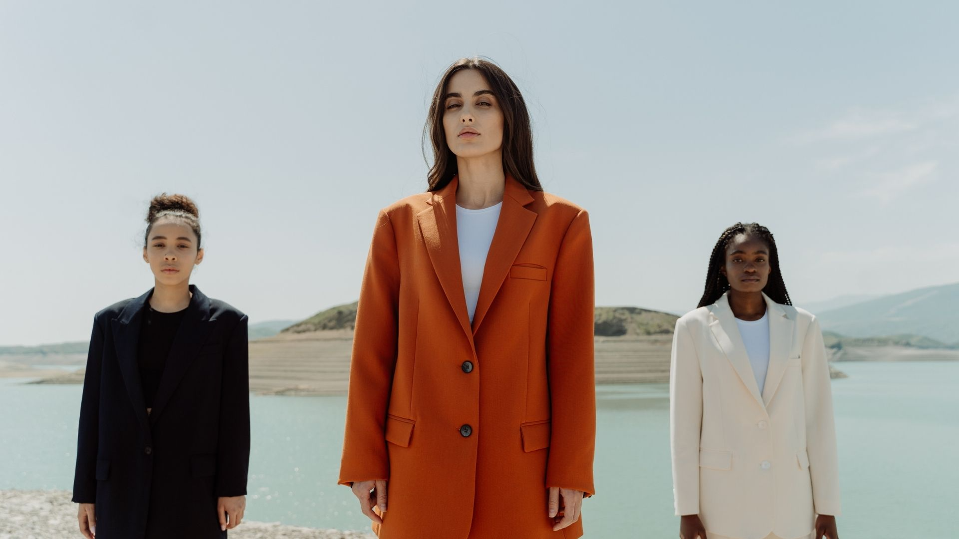 Mode femme minimaliste et raffinée révèle l’essor d’une élégance durable
