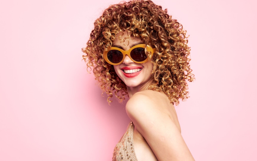 Minimalisme épuré révolutionne la mode féminine contemporaine avec raffinement subtil